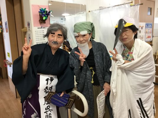 笑顔でポーズする三人組