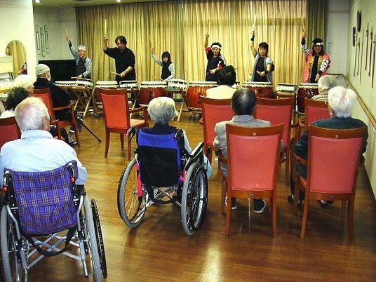 活動する人々の和室