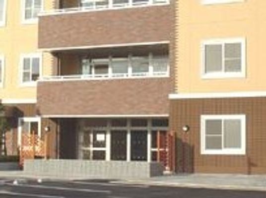 外観の明るい施設入口
