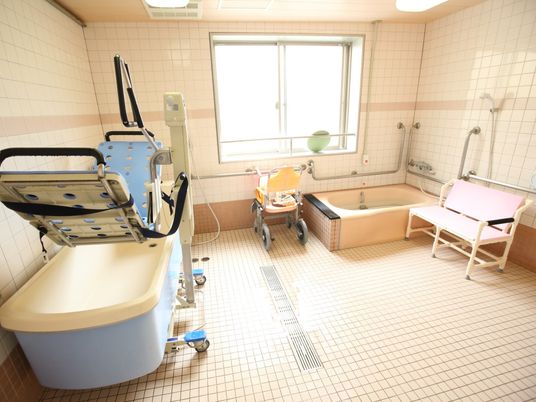 バリアフリー設計の浴室