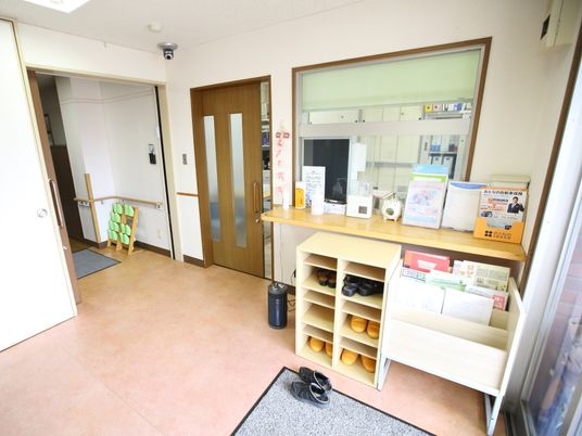 受付と廊下の明るい空間