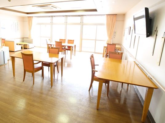 明るく広々とした食堂