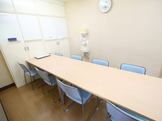 会議室の卓と椅子