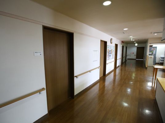 手すり付き廊下