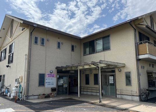 落ち着いた施設の外観