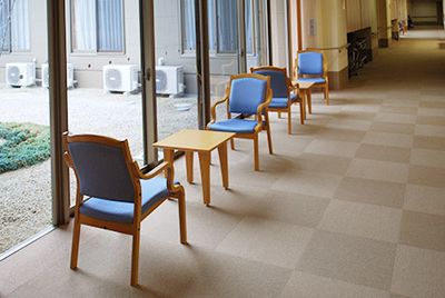 椅子が並ぶ通路