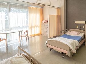 明るい個室の居室  