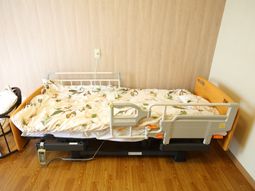 寝室のベッドと周辺