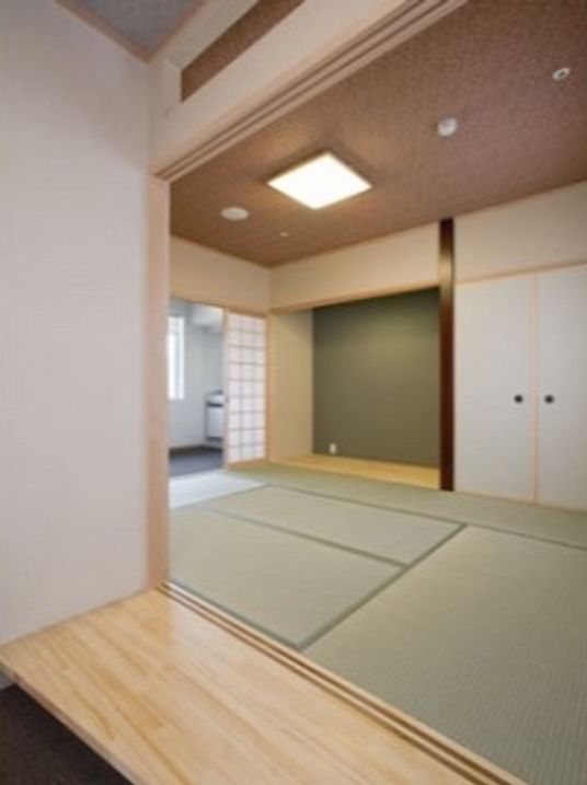 和室の清潔な居室内部