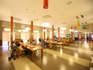 広々とした明るい食堂