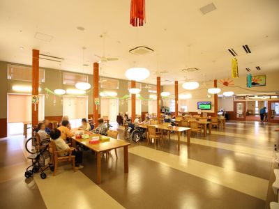 広々とした明るい食堂