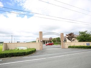 緑豊かな外観のエントランス