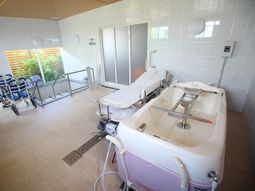 明るい浴室設備