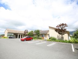 広々駐車場と建物外観