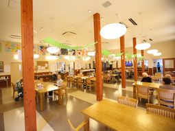 広いダイニングルームと利用者