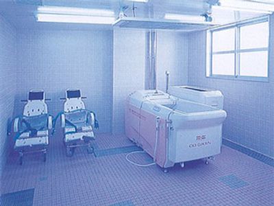 入浴設備と椅子の部屋