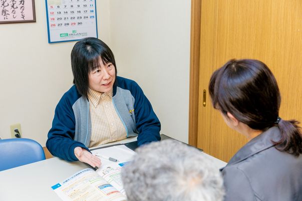 職員と相談する場面