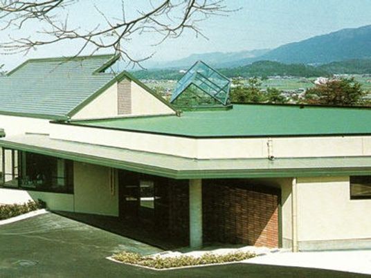 緑屋根の建物外観  