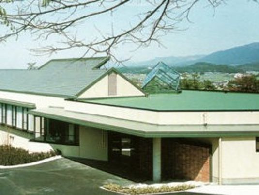 緑屋根の建物外観  