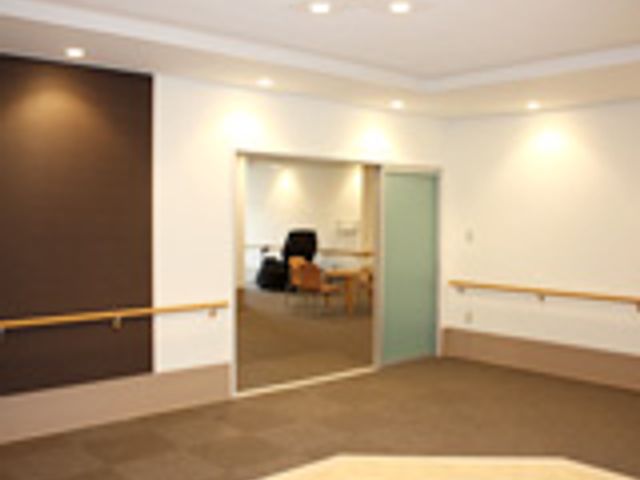 明るい空間のリビング リビング   広々としたリビングは、リラックスして過ごせる環境が整っており、自然光が降り注ぎます。
