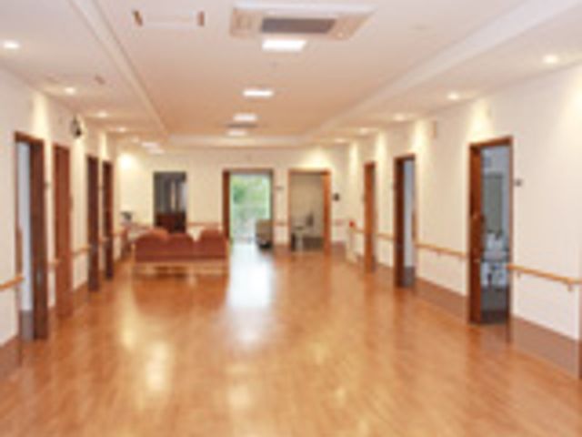 広々とした廊下 廊下 自然光が差し込む、開放感のある明るい廊下です。快適な空間で移動がしやすくなっています。