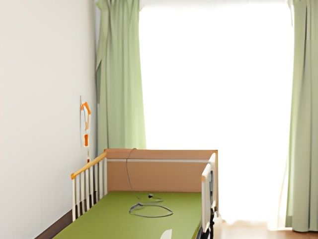 明るい居室 居室 自然光がたっぷり入る居心地の良い空間です。シンプルなデザインの家具が配置されています。