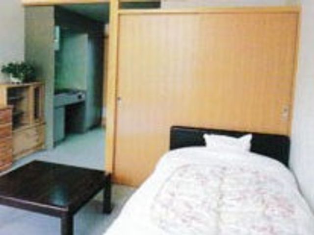 落ち着いた雰囲気の居室 居室 広々とした居室には、リラックスできるベッドがあり、快適に過ごせます。自然光が差し込む空間です。