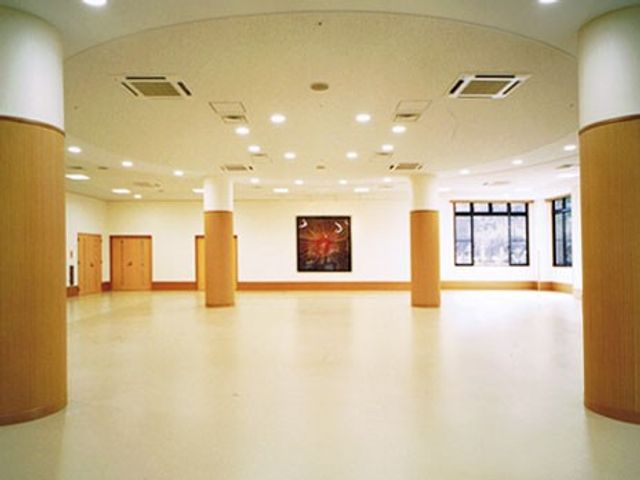 広々とした多目的室 多目的室 自然光が差し込む広いスペースです。様々な活動に対応できる開放的な環境が整っています。