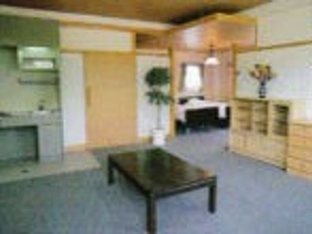 広々とした居室 居室 広々とした空間が魅力の居室です。自然光が差し込み、居心地の良い環境でお過ごしいただけます。