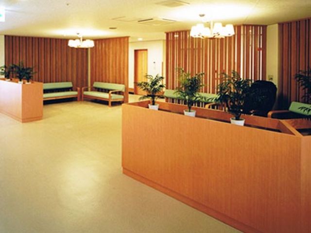落ち着いた雰囲気のロビー ロビー 木目調のインテリアが特徴の落ち着いたロビーです。リラックスできるソファが設置されています。