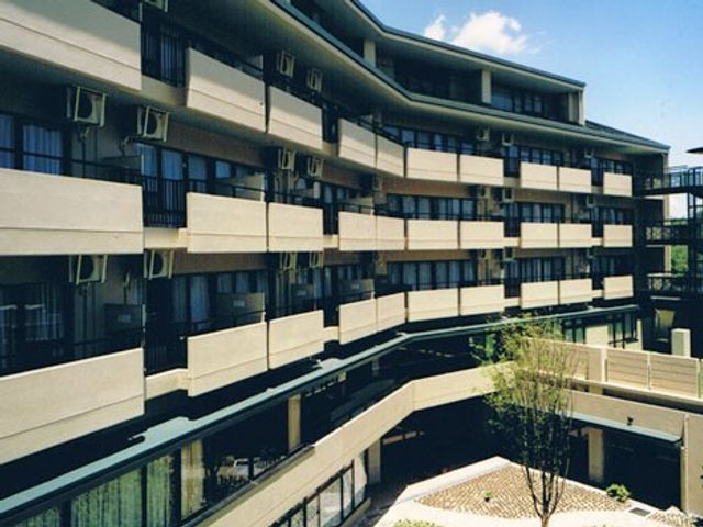 広場と外観 外観 各階に広がるバルコニーが特徴の建物。日当たりも良好で、開放感があります。