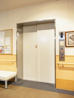 エレベーター前の廊下  