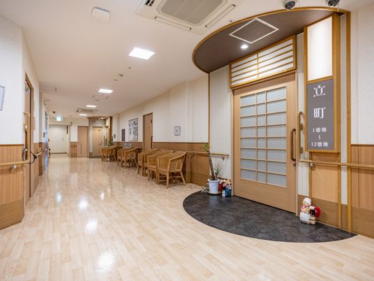 明るい廊下と待合椅子のある廊下  