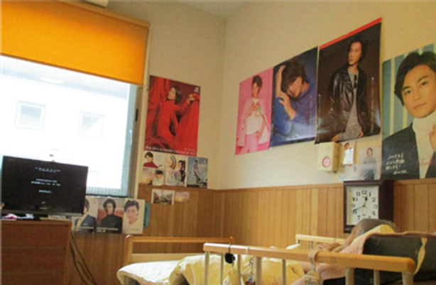 ポスターが貼られた居室