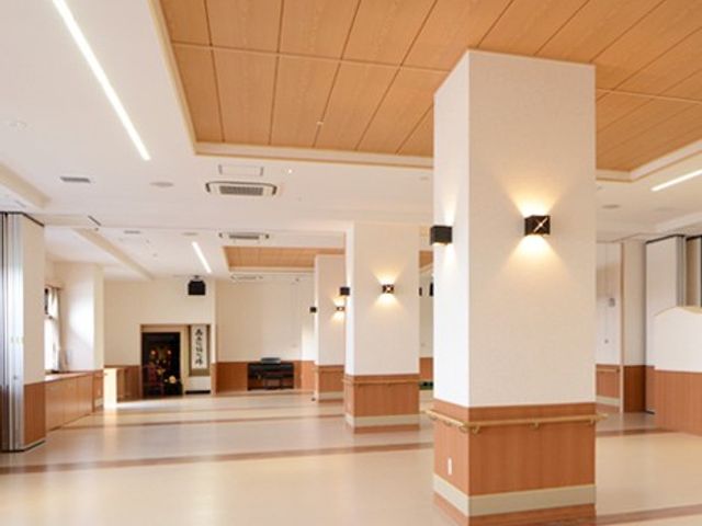 広々とした共有スペース 多目的室 広々とした明るい空間は、さまざまなアクティビティに利用可能です。柔らかい照明が落ち着きを与えます。