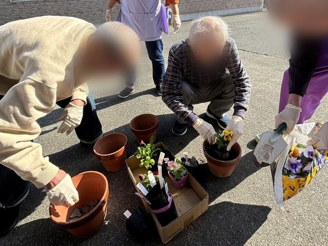 園芸活動の様子 庭 入居者の皆さんが協力して花を植えています。穏やかな時間が流れるアクティビティです。