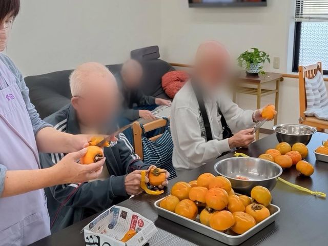 作業をする人々の様子 リビング 広々としたスペースで、利用者がリラックスしながら作業を楽しめる場所です。