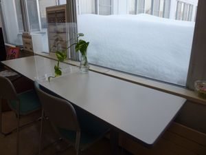 窓辺の机がある食堂  
