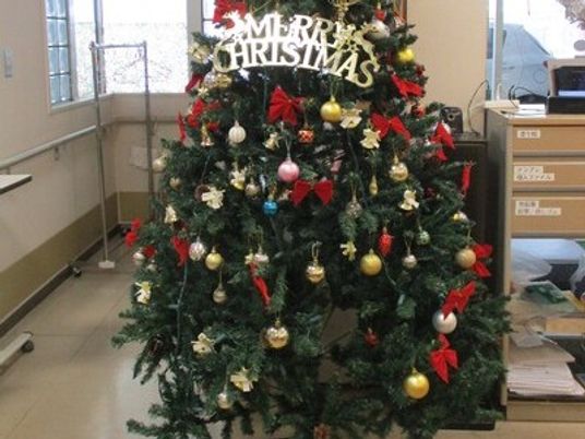 飾り付けされたクリスマスツリーのロビー  