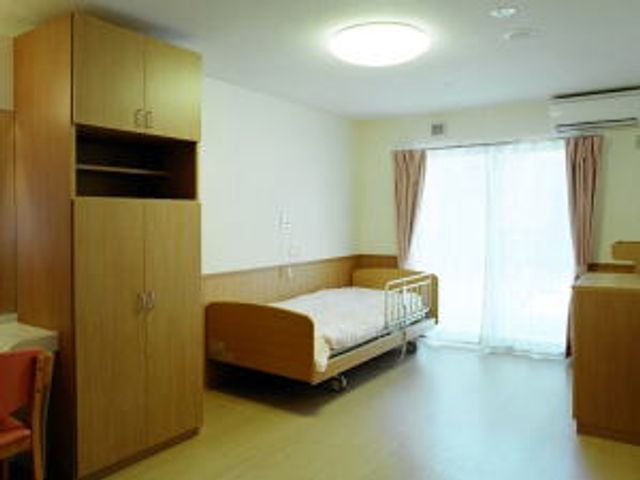 明るい居室 居室 窓から自然光が入る、広々とした居室です。快適な空間でゆったりと休息できます。
