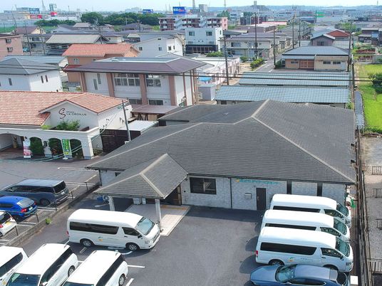 施設外観と駐車場の様子  