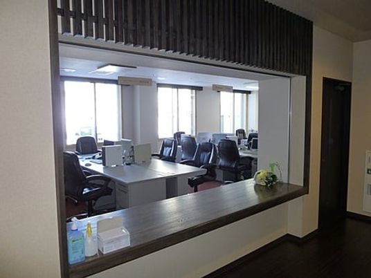 窓越しの事務室  