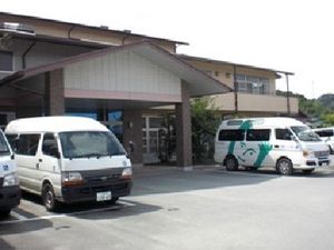 施設の外観と車両  