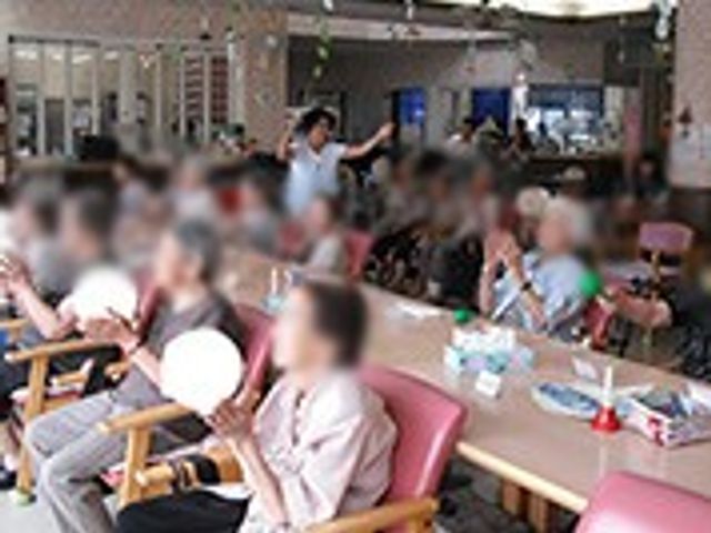 楽しい活動の居室 居室 楽しい活動の様子を見られる広々とした空間です。リラックスできる明るい室内です。