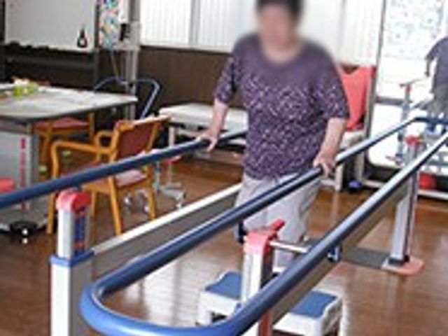 機能訓練室 機能訓練室 広々とした空間で安心して訓練に取り組めます。さりげないサポートがあるので心配いりません。