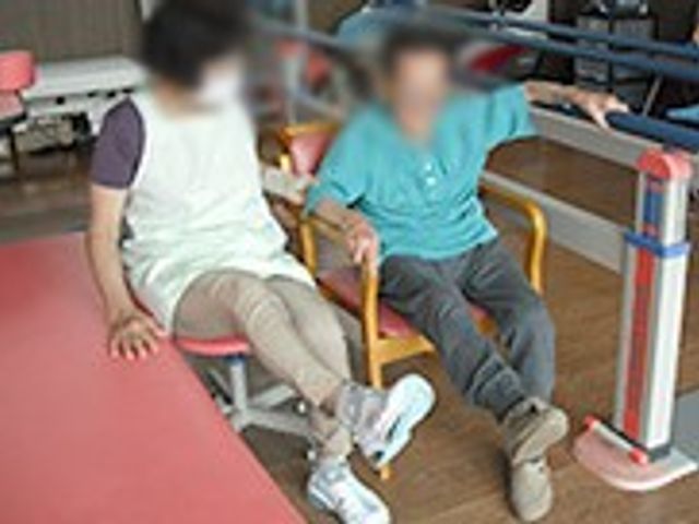 リハビリ室の座席 機能訓練室 リハビリ用のスペースで、座りやすい椅子が配置されています。体を動かすサポートが充実しています。
