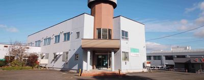 白い建物の外観