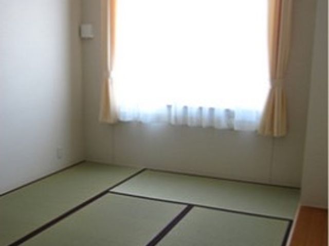 明るい和室 宿泊室 ゆったりとした空間で日々の暮らしに落ち着きを。窓から柔らかい光が差し込む和室です。