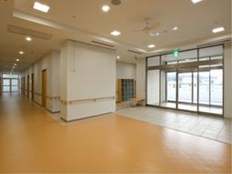 広々とした明るい廊下