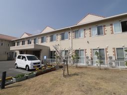 明るい外観の建物